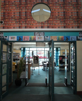 Entry to Rangitoto College library